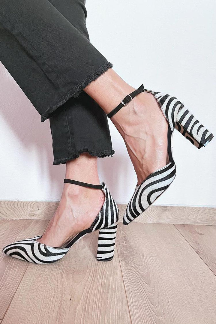 ZAPATOS DE TACÓN CON ESTAMPADO DE CEBRA Y CORREA EN EL TOBILLO