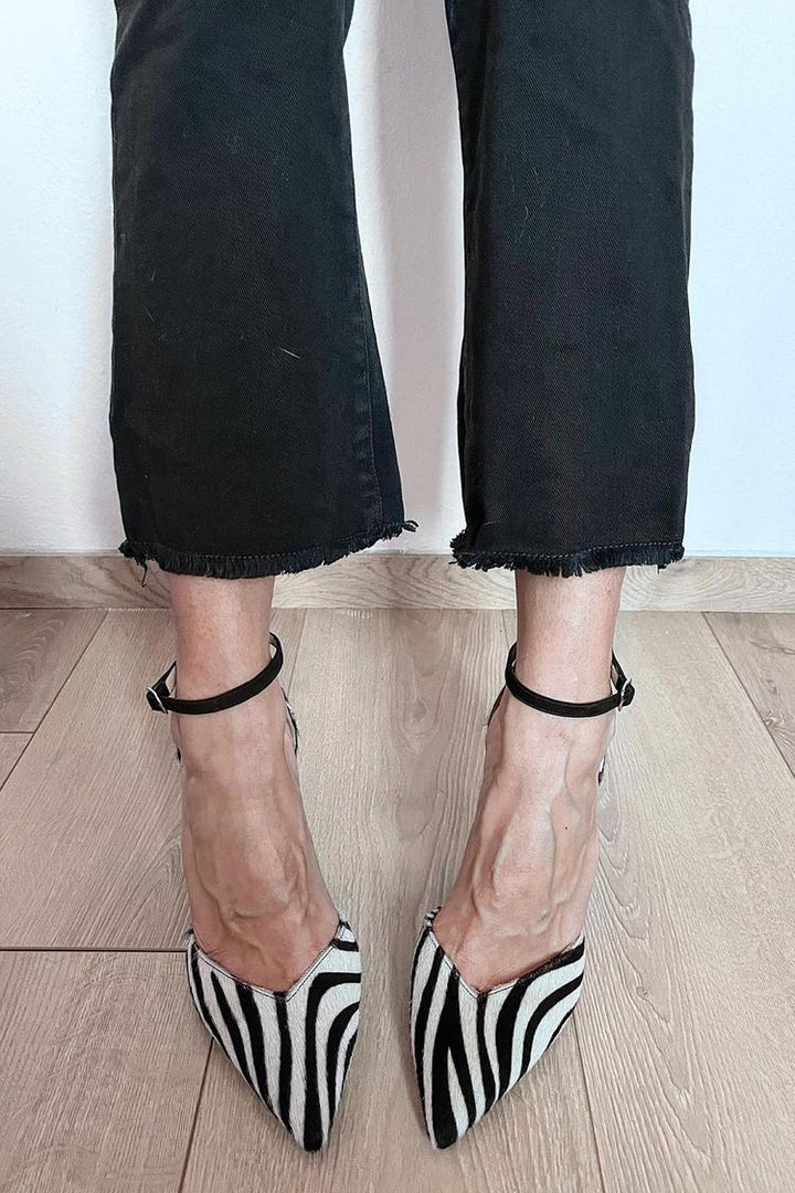 ZAPATOS DE TACÓN CON ESTAMPADO DE CEBRA Y CORREA EN EL TOBILLO