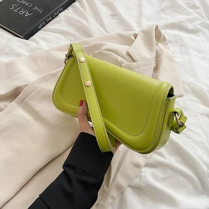 Bolso de Mano de Cuero Vegano con Solapa Ondulada Cadence