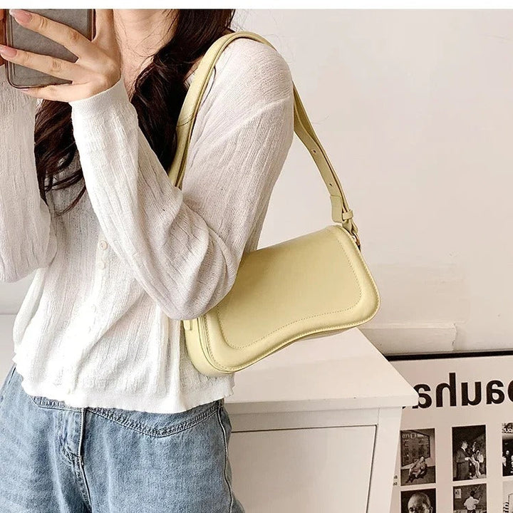 Bolso de Mano de Cuero Vegano con Solapa Ondulada Cadence
