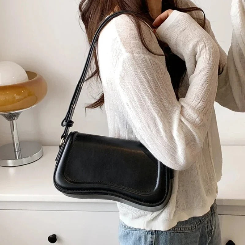 Bolso de Mano de Cuero Vegano con Solapa Ondulada Cadence