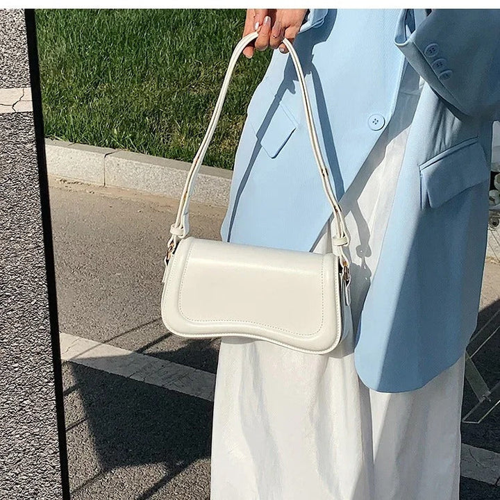 Bolso de Mano de Cuero Vegano con Solapa Ondulada Cadence