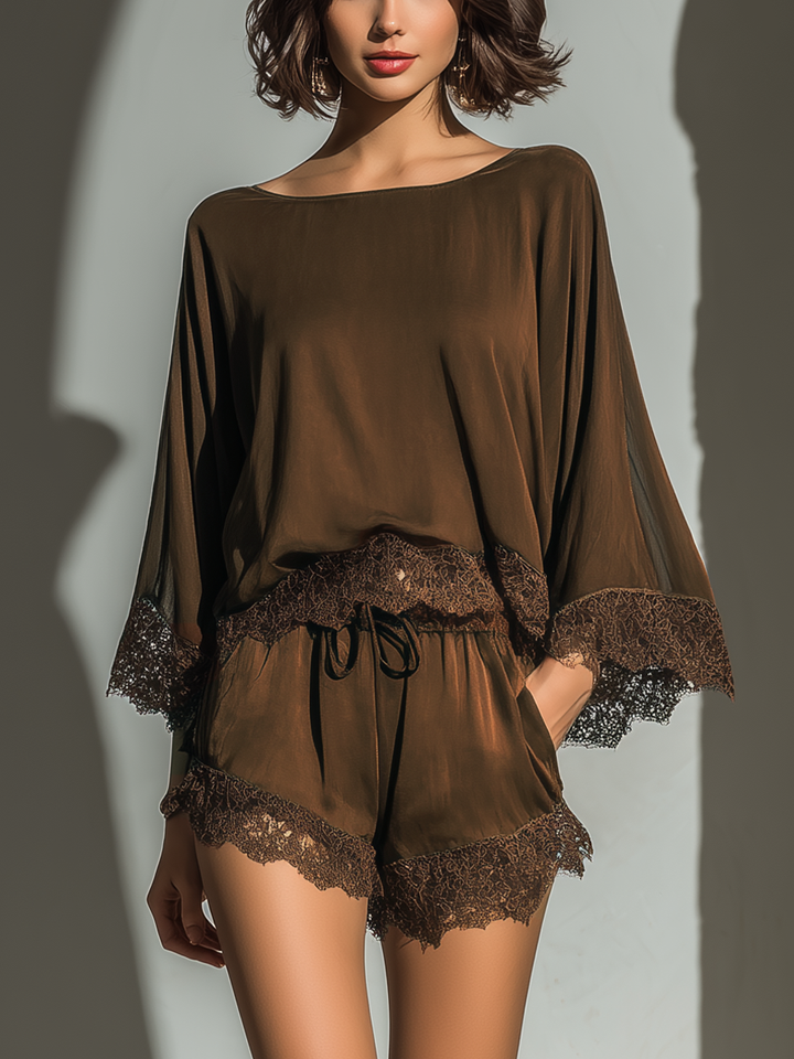 Alice - Conjunto de Top y Pantalones Cortos en Satén Chocolate con Cuello Barco