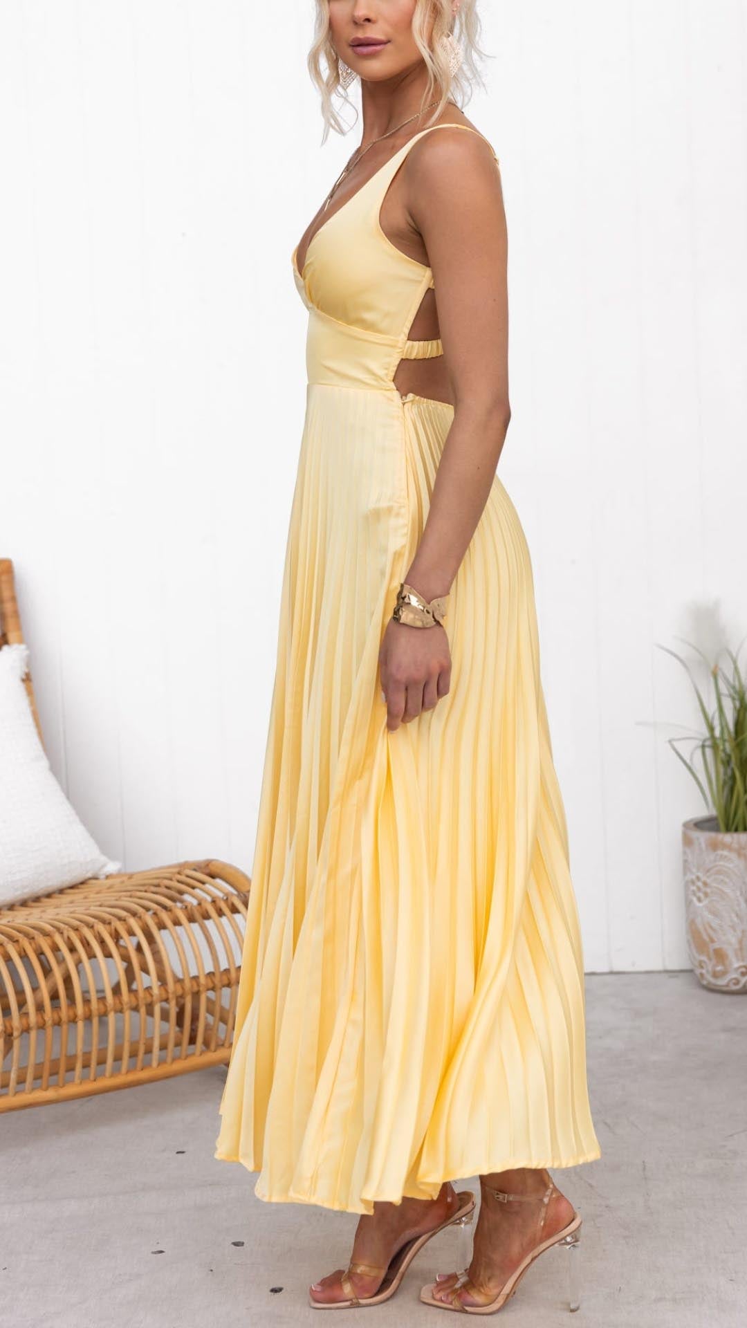 Aby - Vestido Maxi Amarillo con Pliegues y Escote en V