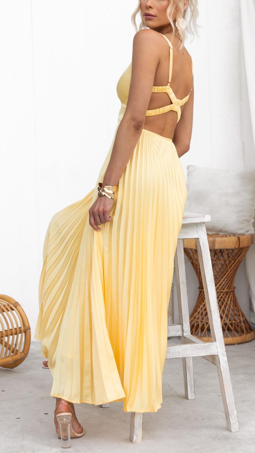 Aby - Vestido Maxi Amarillo con Pliegues y Escote en V
