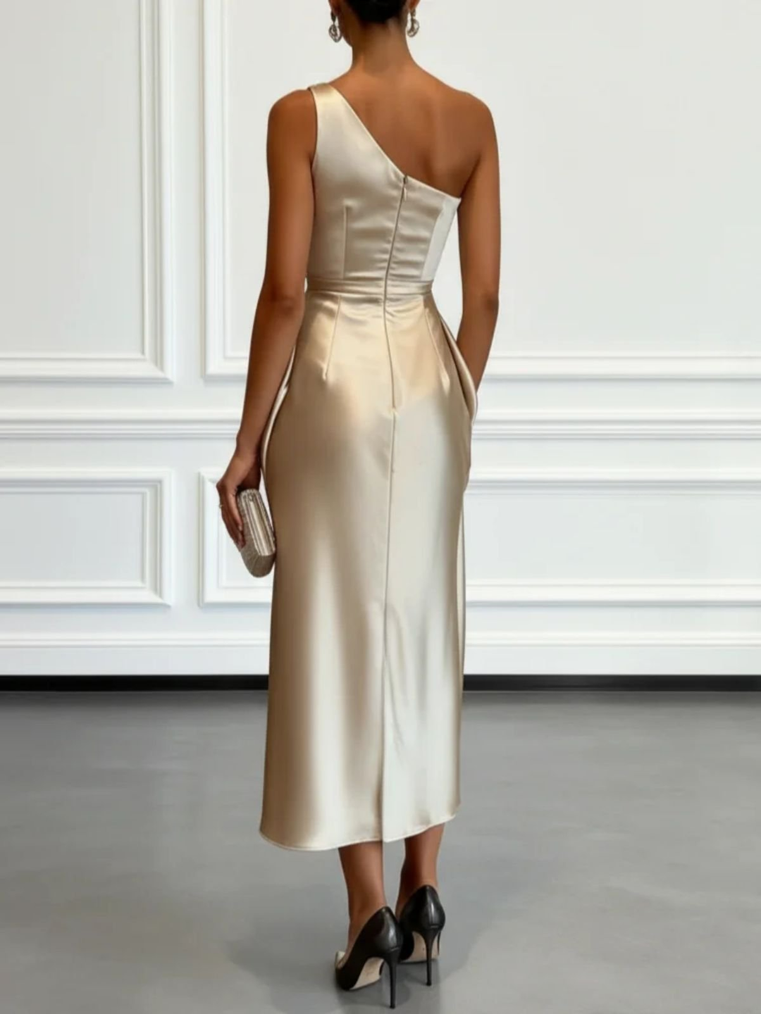 Caille - Vestido Midi Sin Mangas de Satén Champagne con Volantes de Un Hombro