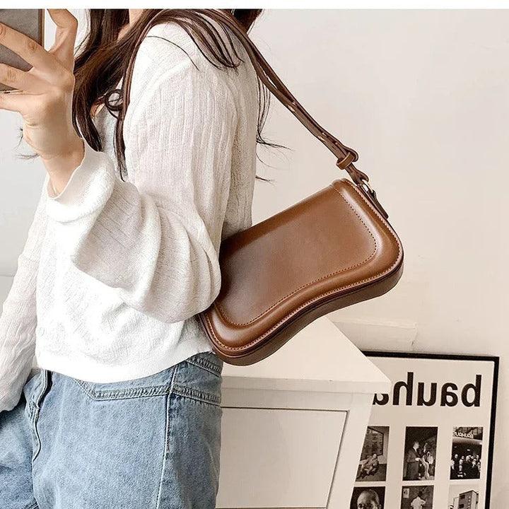 Bolso de Mano de Cuero Vegano con Solapa Ondulada Cadence