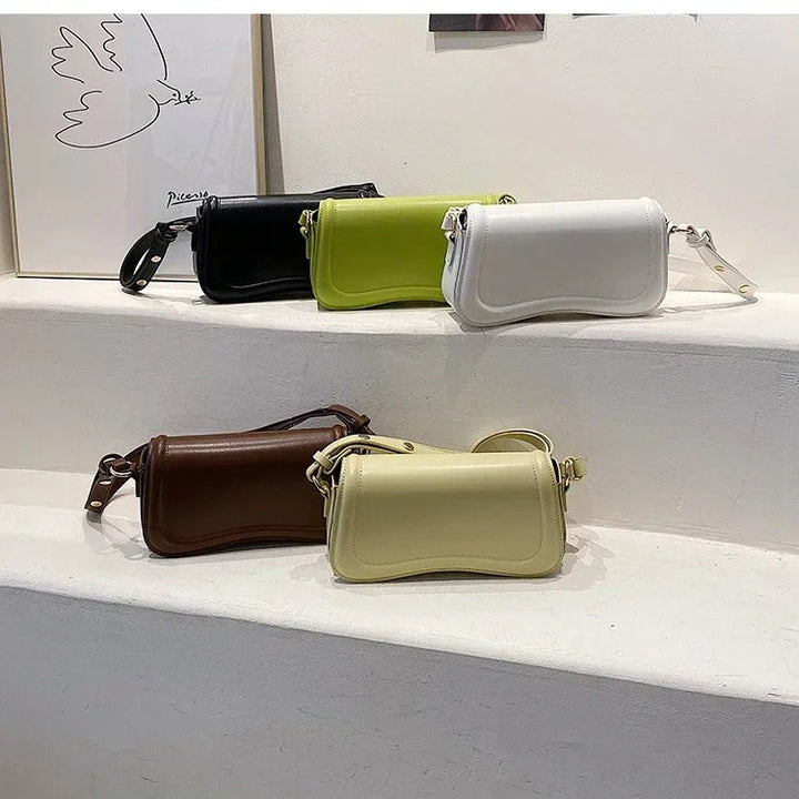 Bolso de Mano de Cuero Vegano con Solapa Ondulada Cadence