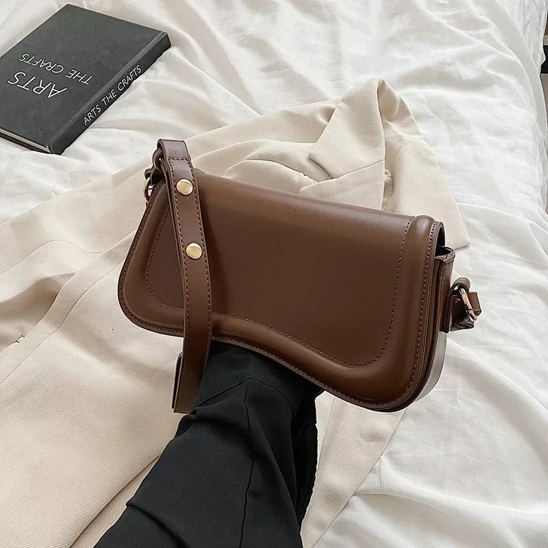 Bolso de Mano de Cuero Vegano con Solapa Ondulada Cadence
