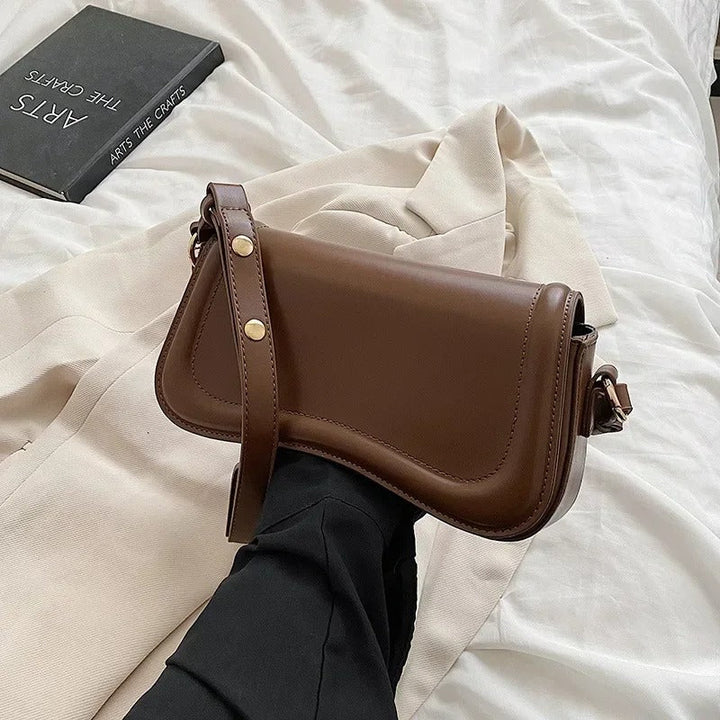 Bolso de Mano de Cuero Vegano con Solapa Ondulada Cadence