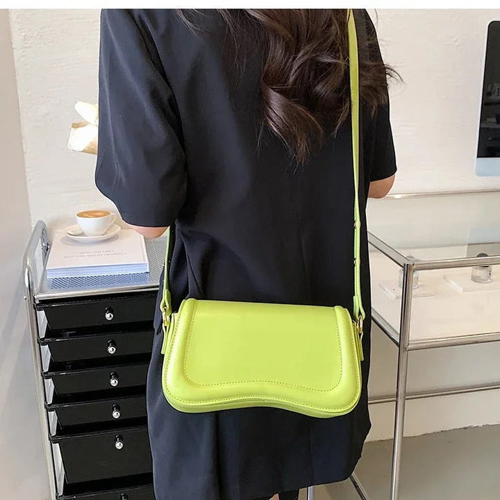 Bolso de Mano de Cuero Vegano con Solapa Ondulada Cadence
