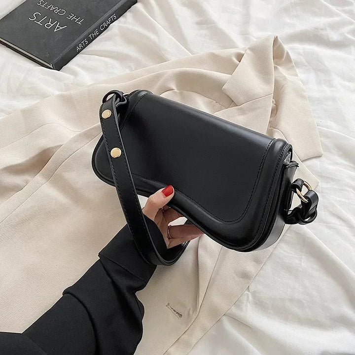 Bolso de Mano de Cuero Vegano con Solapa Ondulada Cadence